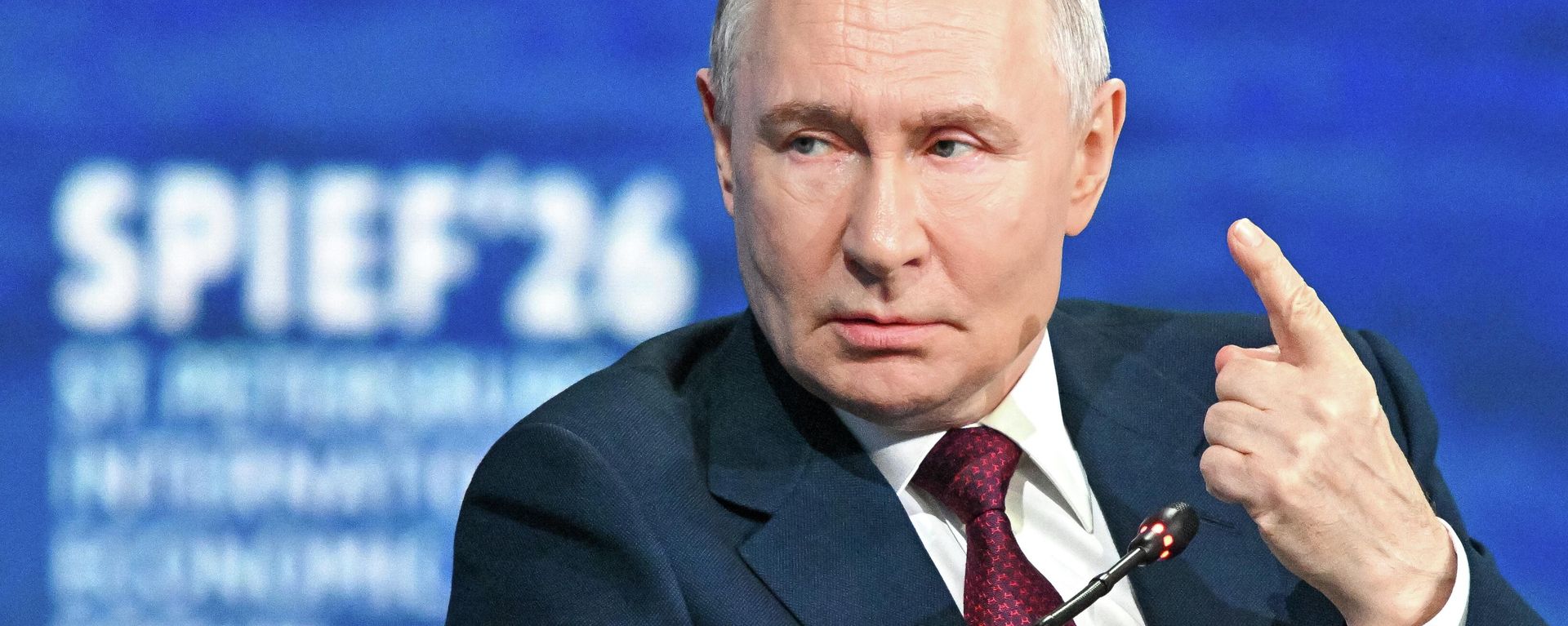 Ruski predsednik Vladimir Putin na Međunarodnom ekonmskom forumu u Sankt Peterburgu 2026. - Sputnik Srbija, 1920, 05.06.2026