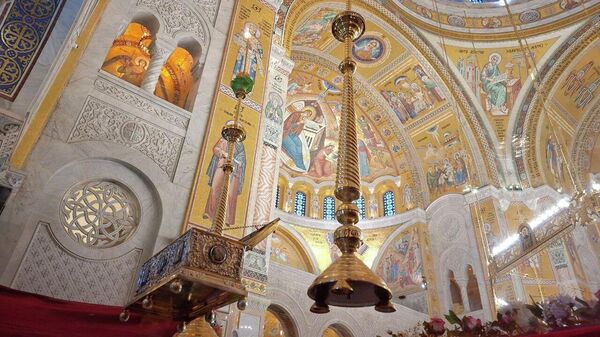 Часни појас Пресвете Богородице подигнут на постоље у Храму Светог Саве /фото, видео/