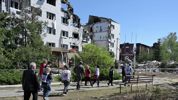 Poseta predstavnika Crvenog krsta mestu napada ukrajinske vojske na koledž u Starobeljsku u LNR - Sputnik Srbija