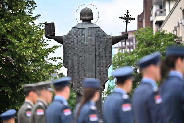 А испред Храма, широко раширене руке Светог Саве грле и благосиљају сав верни народ који се окупио на свечаном испраћају - Sputnik Србија