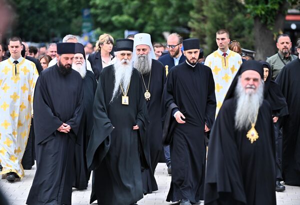Поред Патријарха српског Порфирија, архимандрита Јефрема и великог броја архијереја, свечаном  испраћају свеетиње присуствовали су и министри у Влади Србије Ивица Дачић,  Андријана Месаровић, Милица Ђурђевић Стаменковски, Ненад Поповић и директор Полиције Драган Васиљевић. - Sputnik Србија