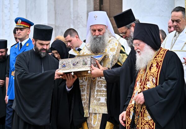 После молебног канона Пресветој Богородици, једна од највећих хришћанских светиња из Храма Светог Саве изнео је Патријарх са свештенством  - Sputnik Србија