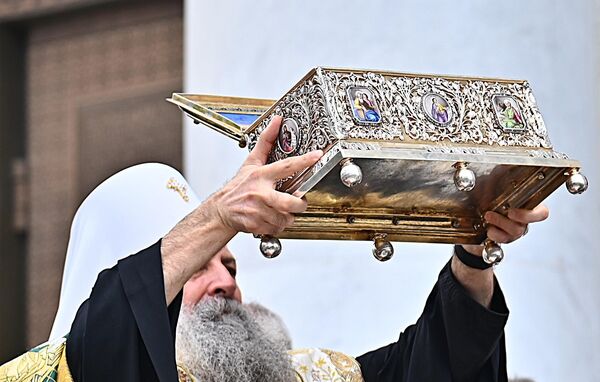 Из Храма Светог Саве је саопштено да је од 20. маја у 20 часова до 06 јуна у 14 часова, кроз Храм на Врачару, поклонивши се Појасу Пресвете Богородице, прошло 916.825 верника. - Sputnik Србија