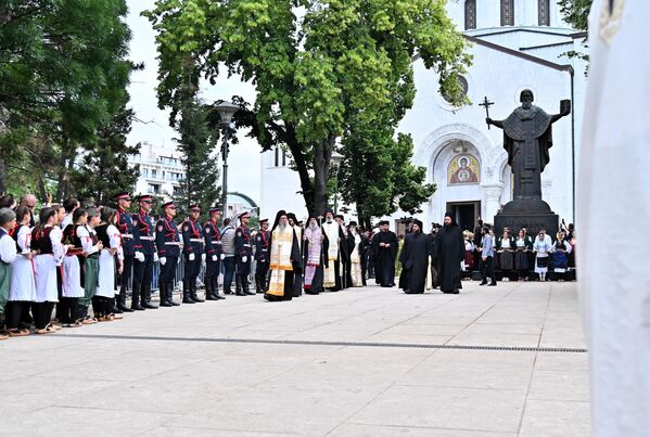 Патријарх је Појас Пресвете Богородице пронео кроз шпалир који су сачињавали припадници Гарде Војске Србије, Жандармерије, питомци Војне академије, ученици Богословије Светог Саве и млади у народним ношњама - Sputnik Србија