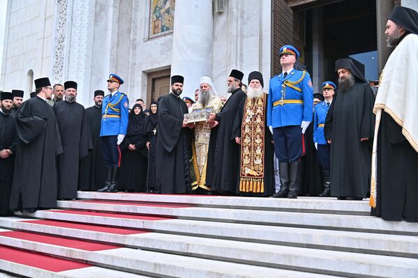 Часни Појас Пресвете Богородице испраћен уз највише црквене и државне почасти - Sputnik Србија