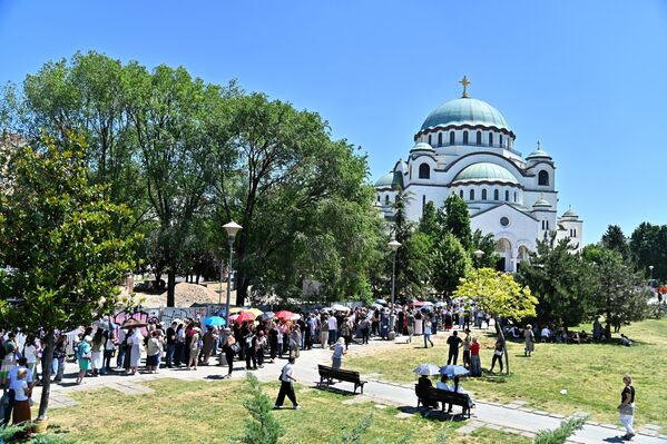 Боравак Часног Појаса је српску престоницу начинио местом ходочашћа за више од милион верника, који су у миру и тишини, сатима чекали у реду како би се поклонили светињи - Sputnik Србија