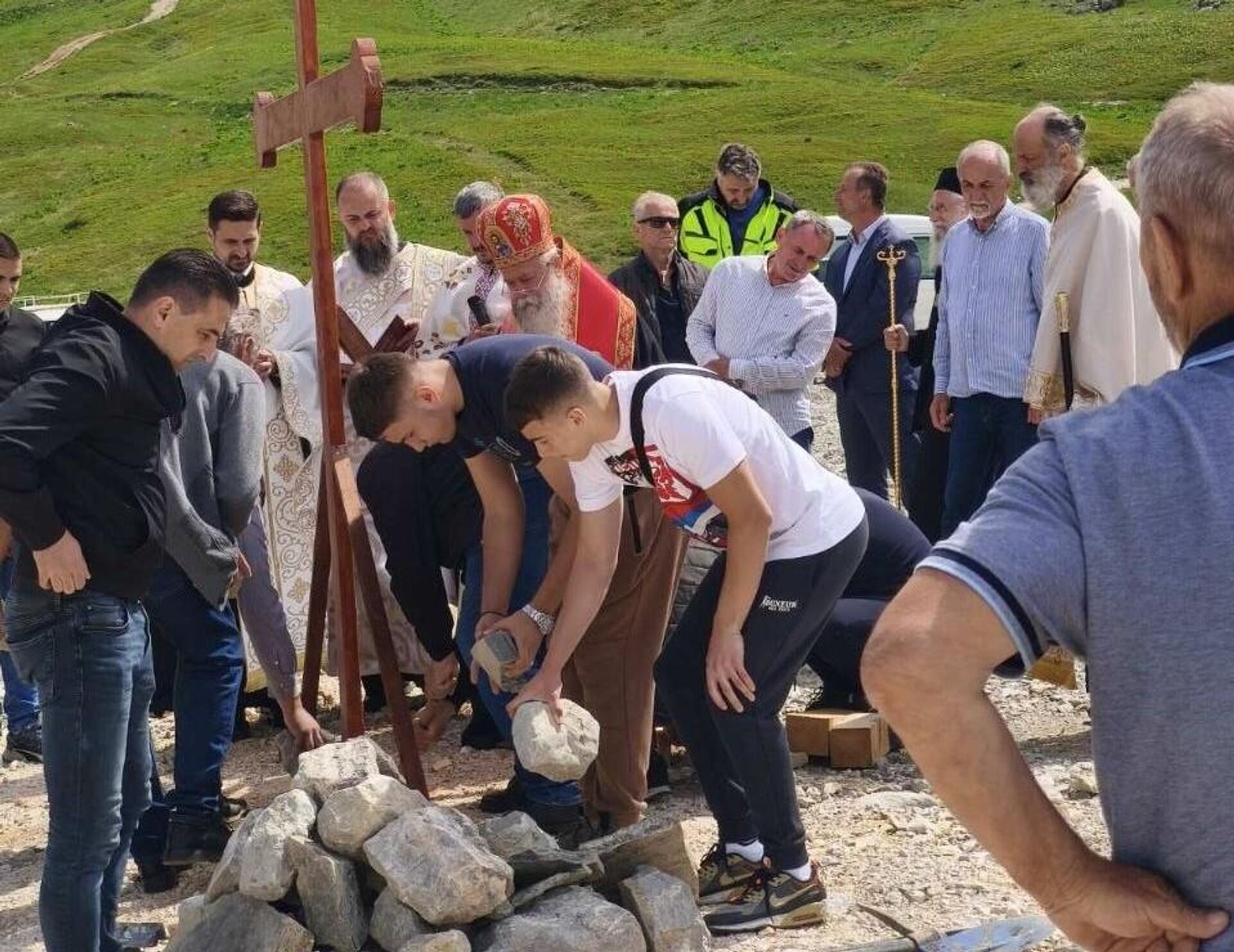 Током освећења земљишта пободен је и крст на месту будућег олтара храма Током освећења земљишта пободен је и крст на месту будућег олтара храма - Sputnik Србија, 1920, 07.06.2026