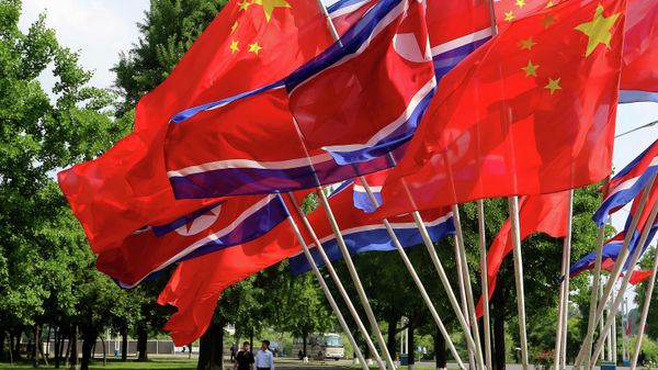 Zastave Kine i Severne Koreje u Pjongjangu. - Sputnik Srbija