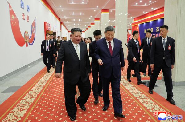 Кинески председник Си Ђинпинг са севернокорејским лидером Ким Џонг Уном током дводневне посете Пјонгјангу, - Sputnik Србија