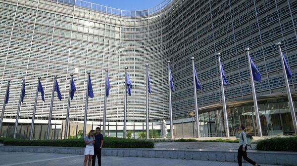 Заставе Европске уније испред зграде седишта Европске комисије у Бриселу. - Sputnik Србија