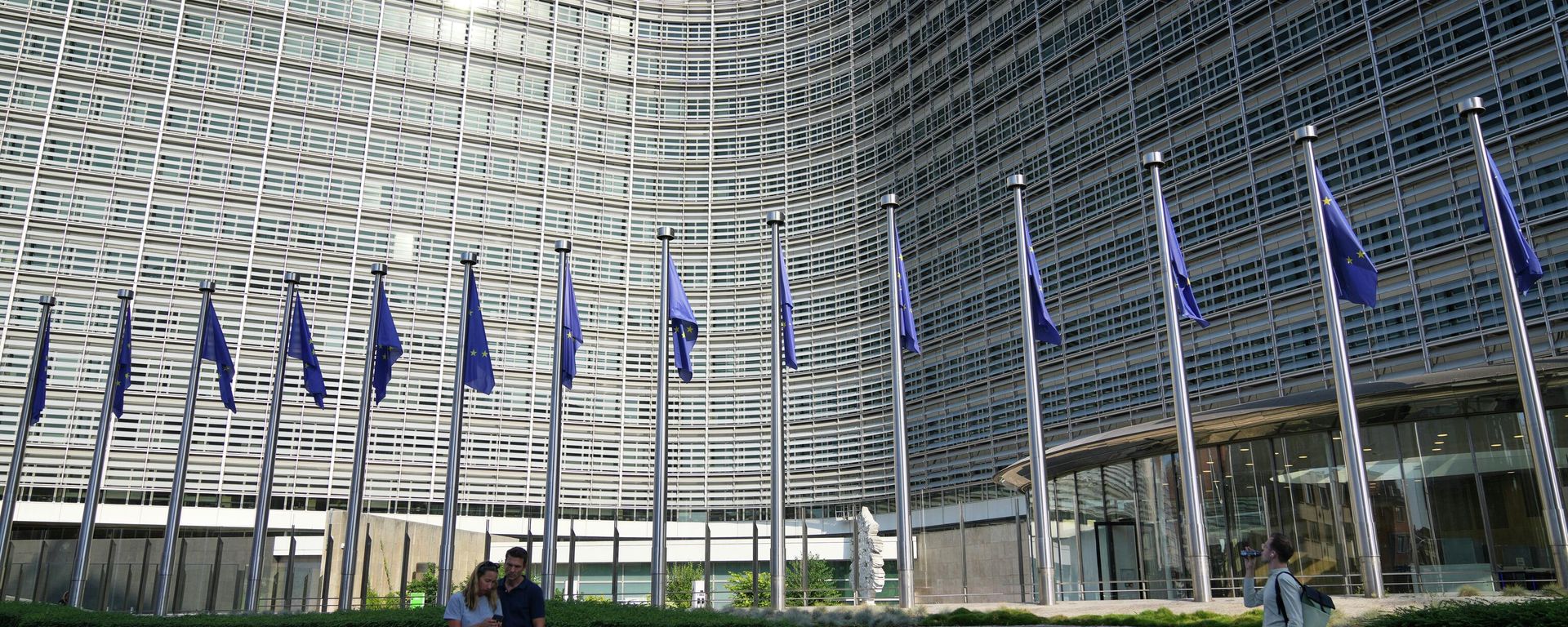 Zastave Evropske unije ispred zgrade sedišta Evropske komisije u Briselu. Zastave Evropske unije ispred zgrade sedišta Evropske komisije u Briselu. - Sputnik Srbija, 1920, 16.06.2026