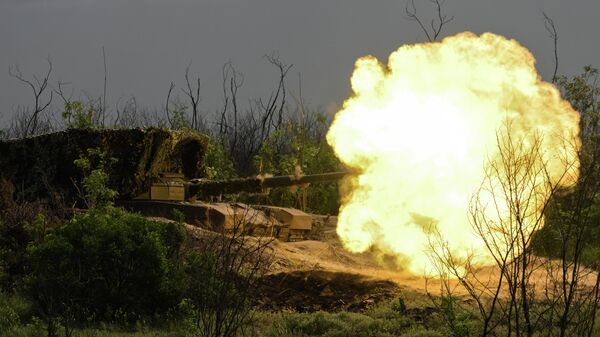 Paljba iz tenka T-80BVM u zoni specijalne vojne operacije Paljba iz tenka T-80BVM u zoni specijalne vojne operacije - Sputnik Srbija