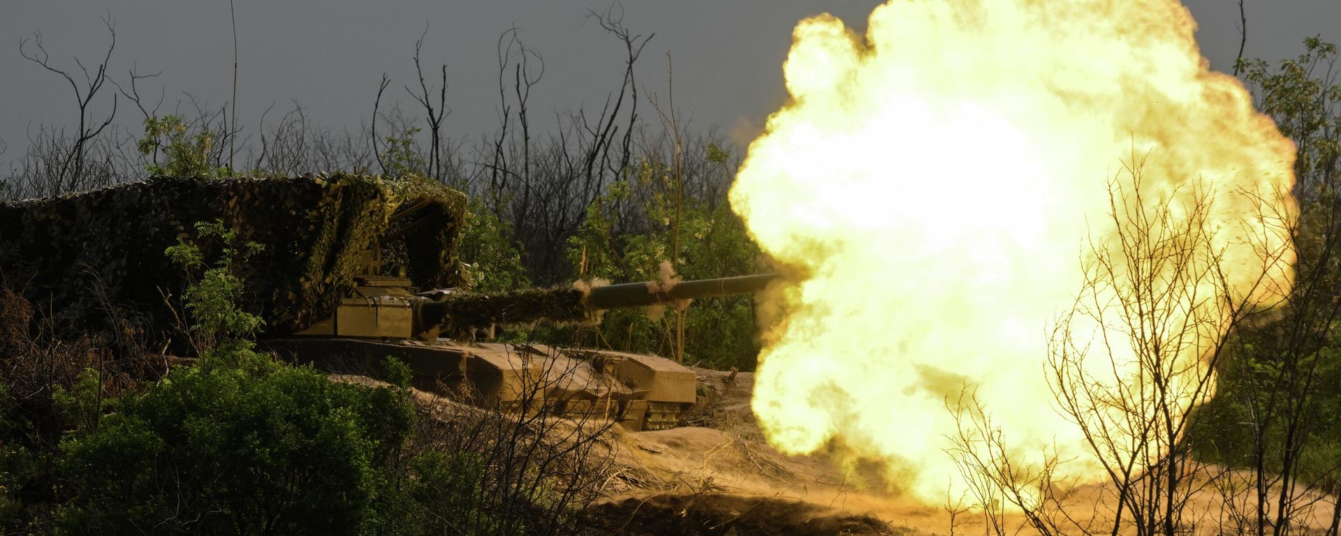 Паљба из тенка Т-80БВМ у зони специјалне војне операције - Sputnik Србија, 1920, 04.07.2026