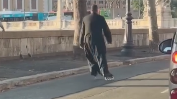 Само у Италији — свештеник на ролерима /видео/