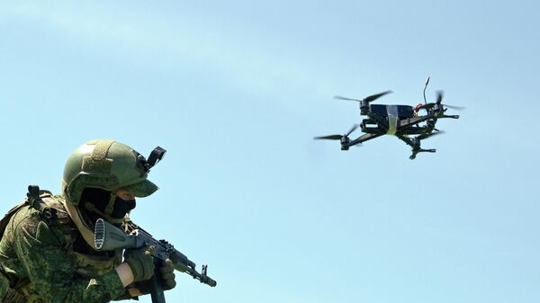 Ruski vojnik i dron u zoni specijalne vojne operacije Ruski vojnik i dron u zoni specijalne vojne operacije - Sputnik Srbija
