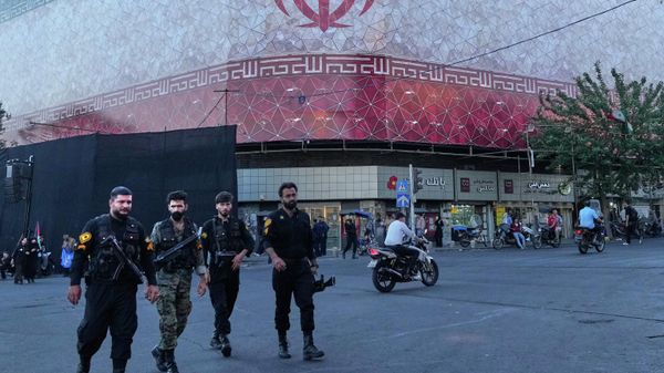 Iranska policija na trgu u Teheranu. - Sputnik Srbija