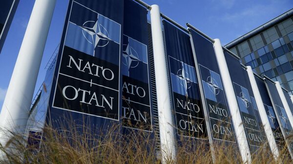 Заставе НАТО-а испред седишта Алијансе у Бриселу - Sputnik Србија