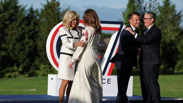 Президент Франции Эммануэль Макрон и его жена Брижит Макрон приветствуют премьер-министра Великобритании Кира Стармера и его жену Викторию Стармер во время официальной церемонии прибытия на саммит G7 во Франции - Sputnik Србија