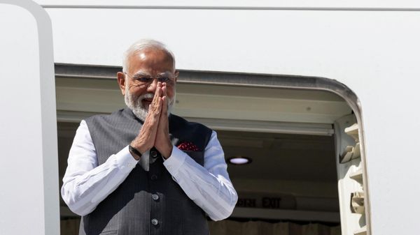 Premьer-ministr Indii Narendra Modi vыhodit iz samoleta v aэroportu Ženevы pered sammitom G7 v sosednem Эviane (Franciя) - Sputnik Srbija
