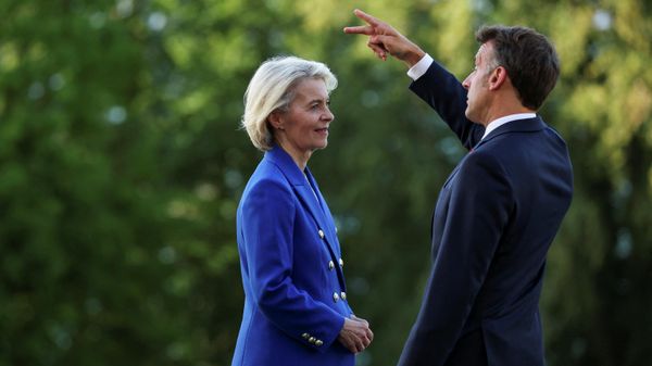 Президент Франции Эммануэль Макрон и председатель Европейской комиссии Урсула фон дер Ляйен на саммите G7 во Франции Президент Франции Эммануэль Макрон и председатель Европейской комиссии Урсула фон дер Ляйен на саммите G7 во Франции - Sputnik Србија