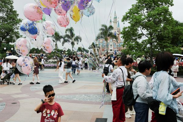 Парк има следећих седам тематских целина: Микијева авенија (Mickey Avenue), Земља фантазије (Fantasyland), Вртови маште (Gardens of Imagination), Земља будућности (Tomorrowland), Земља приче о играчкама (Toy Story Land), Увала блага (Treasure Cove), и Острво авантуре (Adventure Isle). - Sputnik Србија