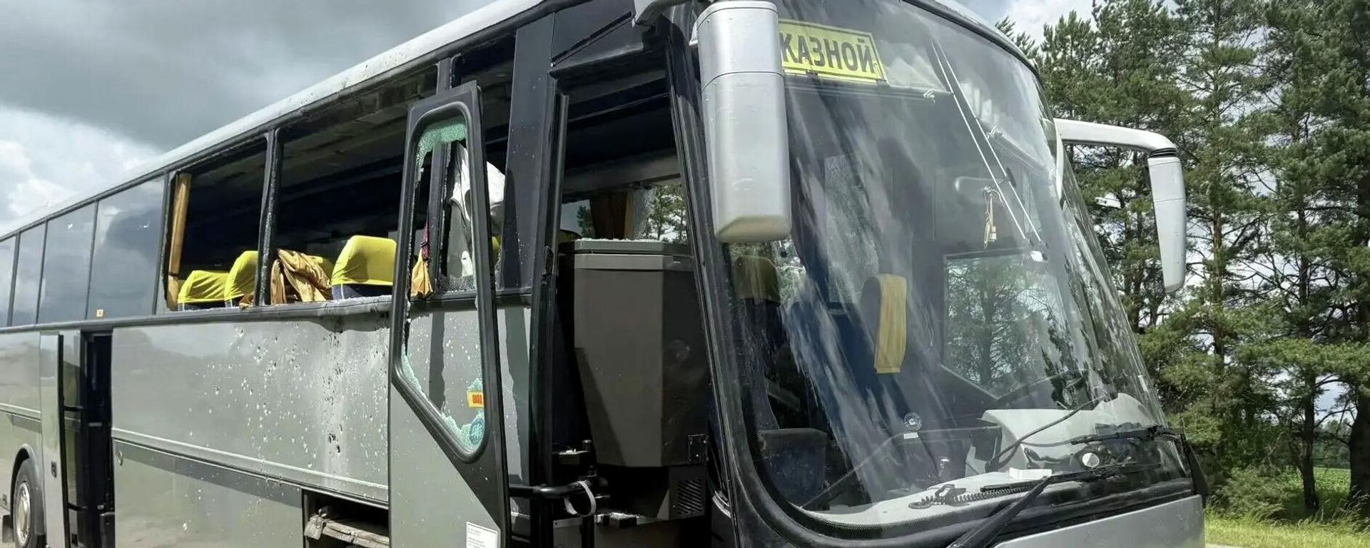 Украјински терористи гађали аутобус са децом из Белорусије у Брјанској области Украјински терористи гађали аутобус са децом из Белорусије у Брјанској области - Sputnik Србија, 1920, 17.06.2026