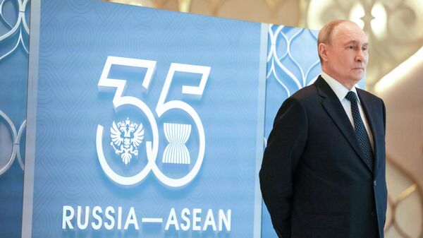 Predsednik Rusije Vladimir Putin dočekuje goste na samitu Rusija-ASEAN u Kazanju - Sputnik Srbija