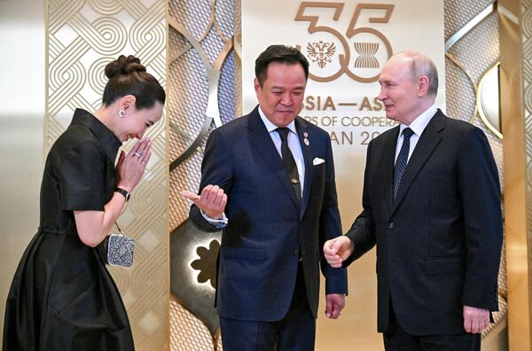 Руски председник Владимир Путин са премијером Тајланда и његовом супругом током званичне церемоније добродошлице за шефове делегација. - Sputnik Србија