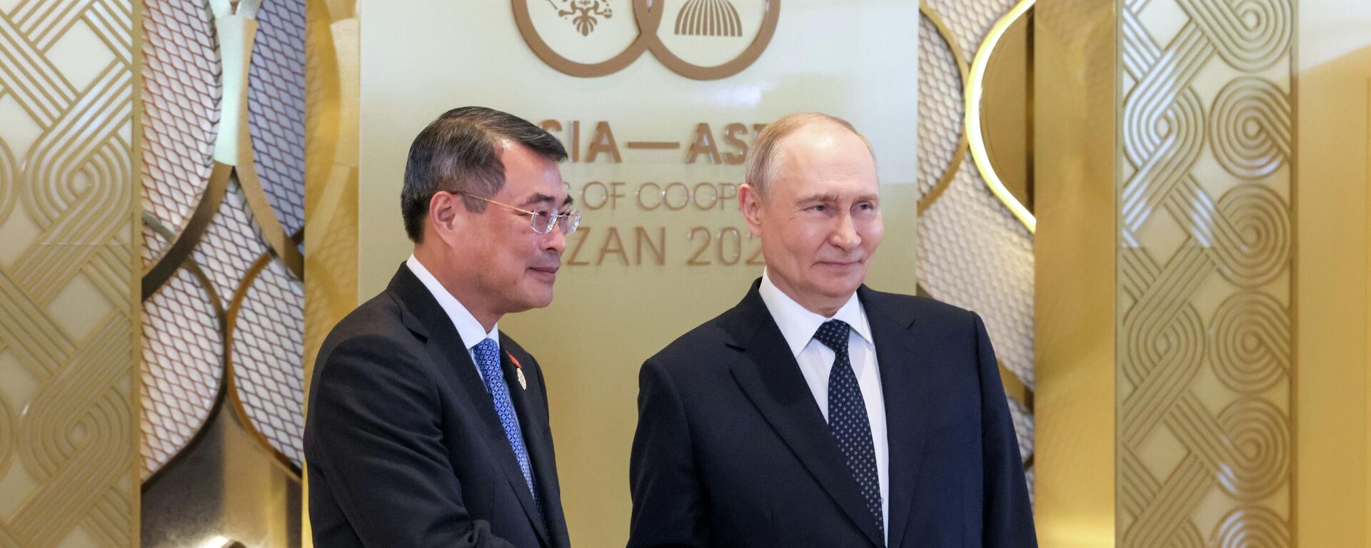 Президент РФ Владимир Путин и премьер-министр Социалистической Республики Вьетнам Ле Минь Хынг Президент РФ Владимир Путин и премьер-министр Социалистической Республики Вьетнам Ле Минь Хынг - Sputnik Србија, 1920, 18.06.2026