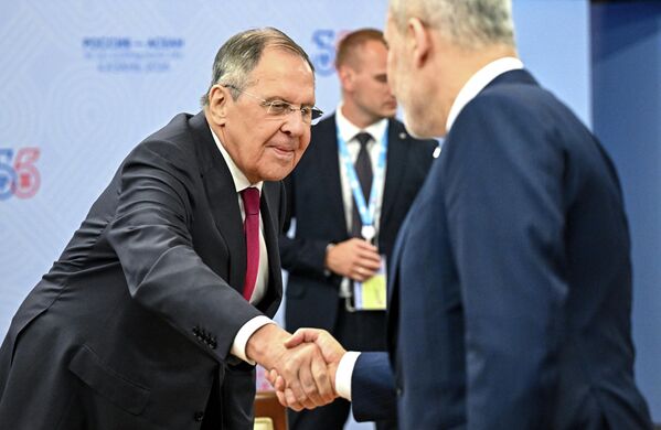 Руски министар спољних послова Сергеј Лавров са турским колегом Хаканом Фиданом током састанка на маргинама самита Русија-АСЕАН. - Sputnik Србија