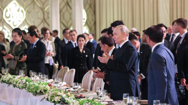 Prezident RF Vladimir Putin vo vremя toržestvennogo priema v čestь glav delegaciй - učastnikov sammita Rossiя - ASEAN v Kazani - Sputnik Srbija
