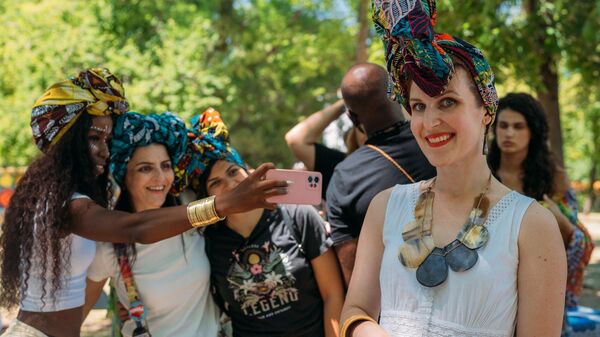 Radionica vezivanja turbana na Afro festivalu - Sputnik Srbija
