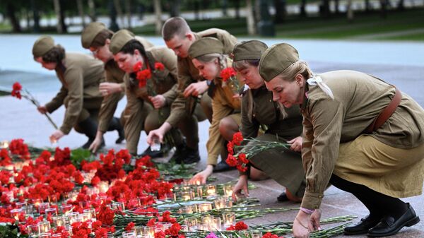Акция Вахта памяти. Вечный огонь, приуроченная ко Дню памяти и скорби, в Александровском саду в Москве. - Sputnik Србија
