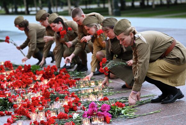 Акција „Стража сећања. Вечни пламен“, поводом Дана сећања и туге, у Александровском парку у Москви. - Sputnik Србија