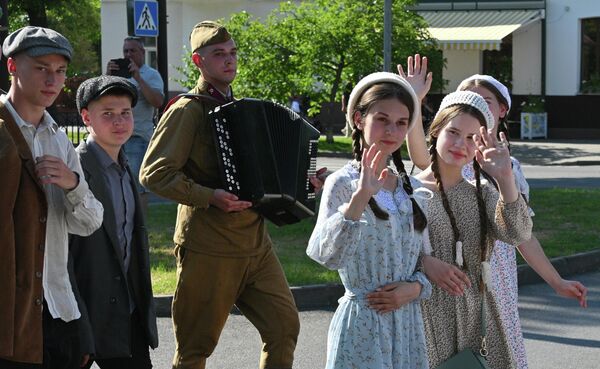 Учесници војно-историјске реконструкције почетка Великог отаџбинског рата током свечане поворке у Бресту. - Sputnik Србија