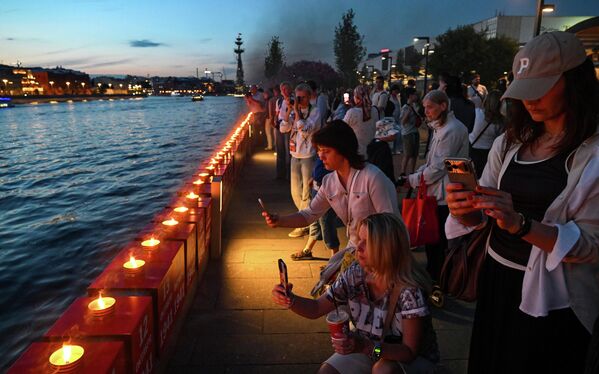 Акција „Линија сећања“, поводом Дана сећања и туге, на Кримском кеју у Москви. - Sputnik Србија