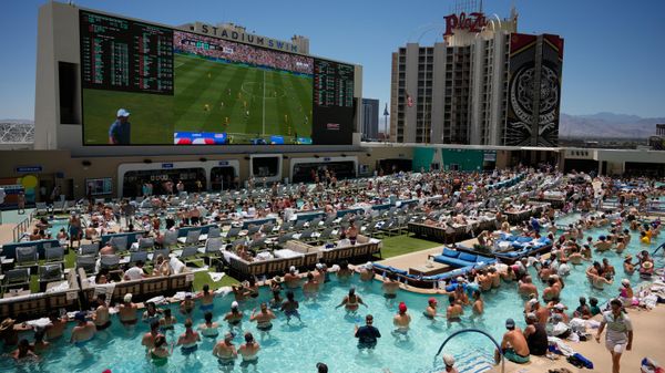 Bolelьщiki smotrяt prяmuю translяciю futbolьnogo matča čempionata mira meždu SŠA i Avstralieй iz basseйna kurortnogo kompleksa Circa Resort & Casino v Las-Vegase, SŠA - Sputnik Srbija