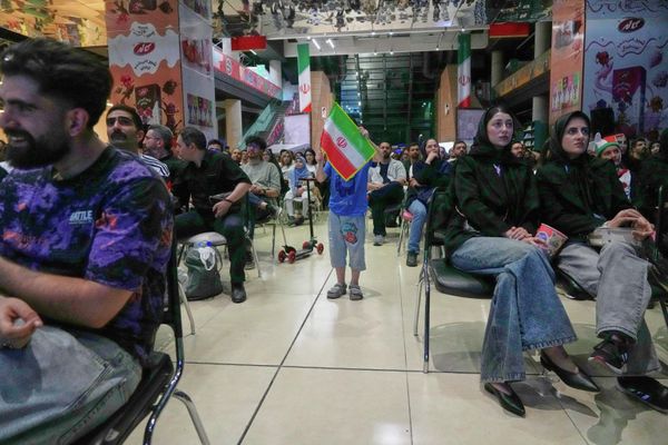 Књижара у Техерану послужила је за окупљање љубитеља фудбала који су пратили утакмицу Групе Г Светског првенства између Ирана и Белгије. - Sputnik Србија