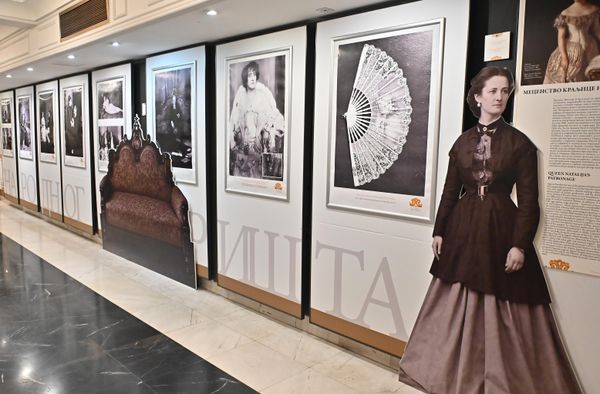 Поставку изложбе чини и низ фотографија и докумената којима је приказана покровитељска улога Обреновића, како према институцији националног театра, тако и према истакнутим члановима глумачког ансамбла - Sputnik Србија