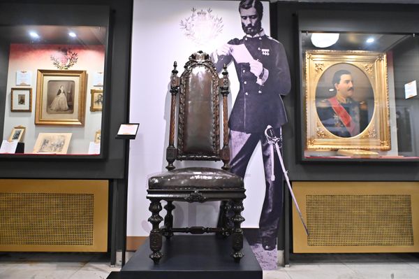 На основу ретких фотографија Сале за министарске седнице Старог конака у Београду, претпоставља се да је оваквих столица било осам. У Народно позориште су доспеле три, док се за осталих пет не зна где су завршиле - Sputnik Србија