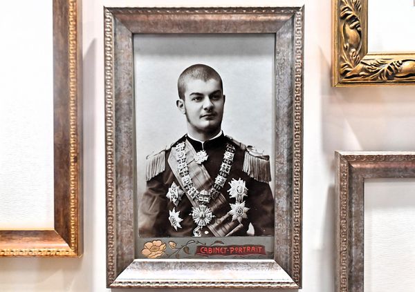 Поставка укључује и фотографије, уметничка дела и разноврсну документарну грађу која омогућава потпуније и слојевитије сагледавање односа двор – сцена. - Sputnik Србија