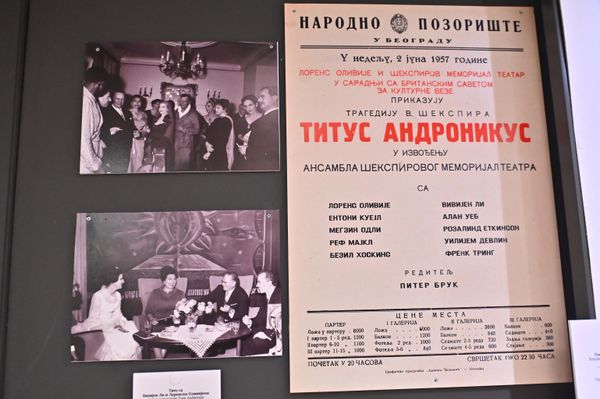 Рекламни плакат за Шекспирову драму  Титус Андроникус  и фотографије на којима се види разговор маршала Тита са глумцима, међу којима су неки од светски познатих глумаца Лоренс Оливије и Вивијен Ли.  - Sputnik Србија