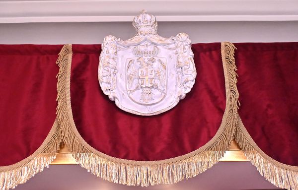 Према архивској документацији, дворско или краљевско одељење представљало је издвојен и строго регулисан простор унутар позоришне зграде у који се улазило кроз засебан улаз из Француске улице.  - Sputnik Србија