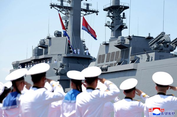 Морнари салутирају током церемоније у луци Нампо. - Sputnik Србија