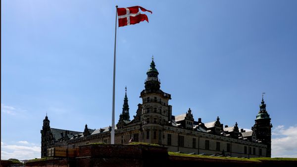 Danska zastava ispred dvorca Kronborg u Helsingoru - Sputnik Srbija