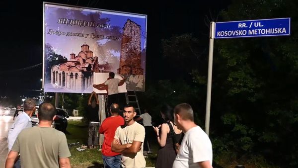 Постављање билборда у Грачаници - Sputnik Србија