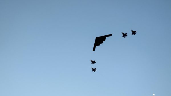 Američki bombarder B-2 okružen lovcima - Sputnik Srbija