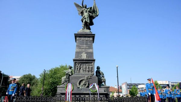 Централна државна церемонија полагања венаца и одавања почасти поводом Видовдана на Тргу Косовских јунака у Крушевцу - Sputnik Србија