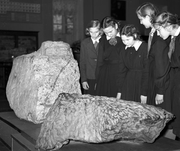 Mineraloški muzej „A. E. Fersman“ Akademije nauka SSSR-a. Posetioci pored najvećeg fragmenta Sihote-Alinskog gvozdenog meteorita, mase 1.745 kilograma.Sihote-Alinski meteorit jedna je od najvećih poznatih kiša gvozdenih meteorita, koja se dogodila u planinama Sihote-Alin, u Primorskom kraju, 12. februara 1947. godine. Ukupna masa pronađenih fragmenata procenjuje se na oko 23 tone.) - Sputnik Srbija