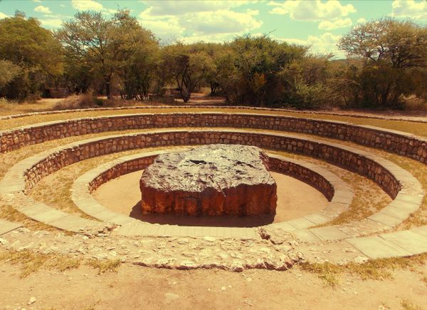 Meteorit Goba.Goba je najveći do sada pronađeni meteorit. Nalazi se na mestu gde je pao, u Namibiji, i predstavlja najveći prirodni komad gvožđa na Zemlji. - Sputnik Srbija